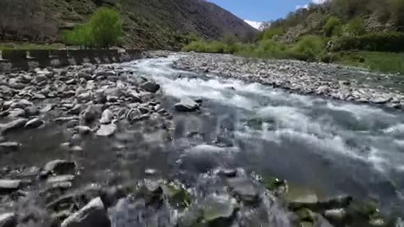 沙漠山谷中的河流上空高速飞行视频的预览图