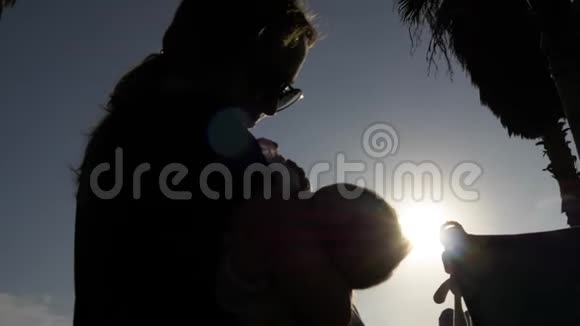 夏季喂养母亲和新生儿的剪影视频的预览图