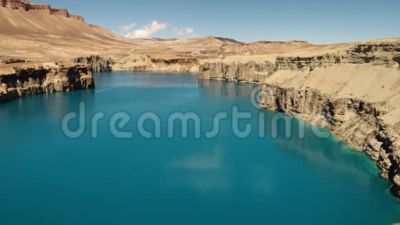 宁静的淡水矿物湖泊上的天然水坝视频的预览图