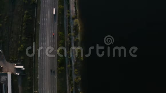 沿河岸的城市公路上的交通鸟瞰图视频的预览图