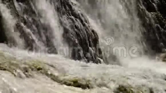 多层瀑布撞击石灰华岩石视频的预览图