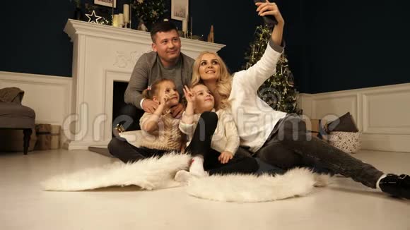 家庭假日科技和人微笑的母亲父亲和小女孩用相机自拍视频的预览图