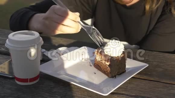 靠近女人拿一块带叉子的蛋糕视频的预览图