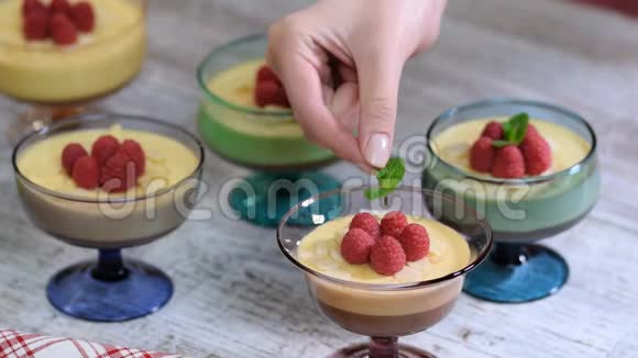 欧式甜点民族美食焦糖奶油慕斯与覆盆子和薄荷在一个玻璃视频的预览图