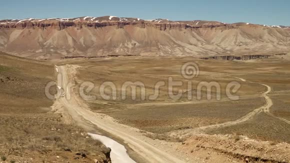 沙漠谷中的乡村土路视频的预览图