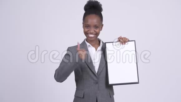 年轻快乐的非洲女商人展示剪贴板竖起大拇指视频的预览图