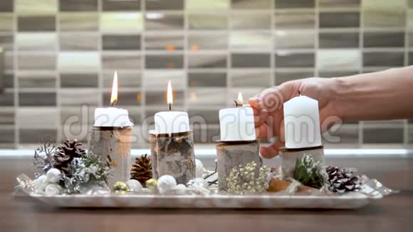 根据传统在平安夜之前在家中点燃四支圣诞蜡烛视频的预览图