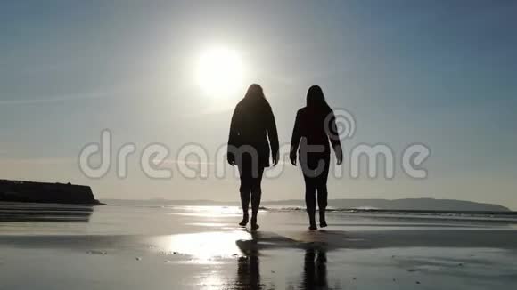 日落时分在卡斯特洛克海滩散步视频的预览图