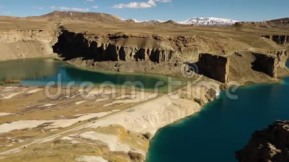 湖盆冻溪有石灰华悬崖视频的预览图
