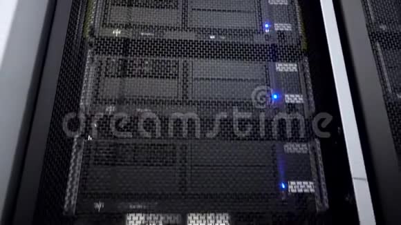 超级电脑相机在运动数据中心机架蓝光大数据和信息技术理念视频的预览图