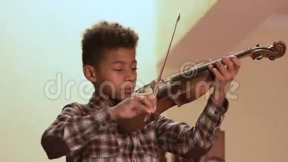 微笑的非洲小孩拉小提琴视频的预览图