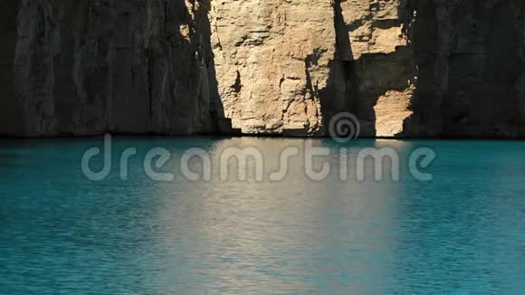 湖盆阳光反射在石灰华岩壁上视频的预览图