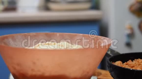 碗与测试和一个煎锅与炒甘蓝在一个桌子上视频的预览图