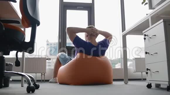 在现代办公室工作的年轻人坐在沙袋上视频的预览图