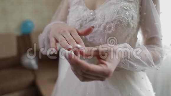 优雅的金发新娘戴着漂亮的订婚戒指婚礼当天早上的女人视频的预览图