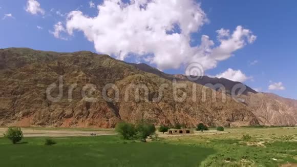 穿越小山脉旁边的沙漠山脉景观视频的预览图
