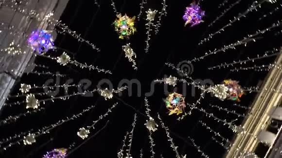 夜间街道上的吊灯灯泡视频的预览图