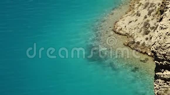 清澈的蓝色湖泊海滩有矿物结构视频的预览图