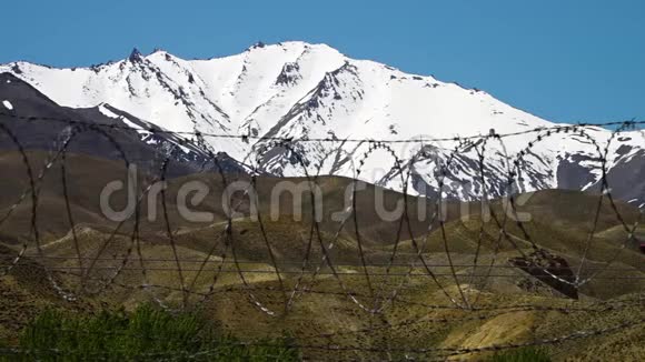 雪山沙丘和铁丝网的景观视频的预览图