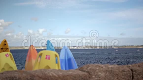 在大海的背景下站立着五颜六色的皮艇视频的预览图