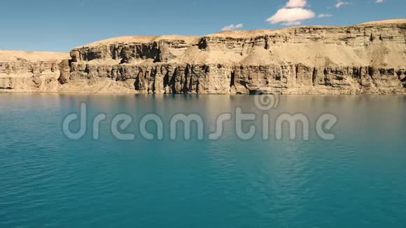 平静的风景宁静的蓝色湖泊与波浪视频的预览图