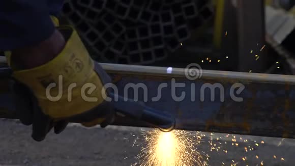 手套工人用焊机切割金属横梁视频的预览图