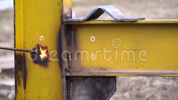 特种手套工业工人在黄色金属施工中用割炬切割金属视频的预览图