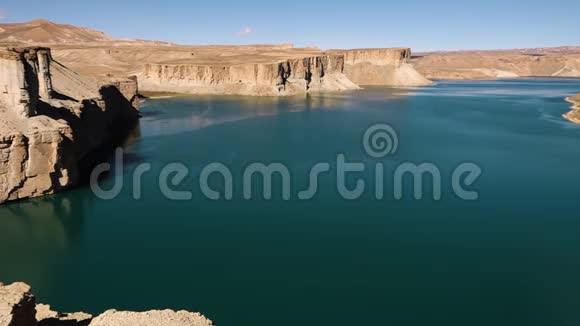 天然水坝在宁静的淡水矿物湖泊上视频的预览图