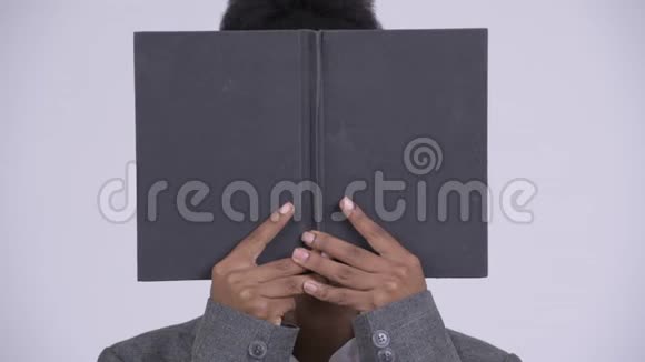 年轻害羞的非洲女商人用书遮脸视频的预览图