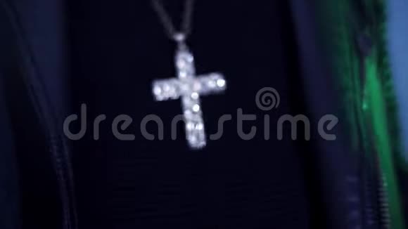 有人他的躯干有一个大银十字架钻石挂在厚厚的链子上视频的预览图