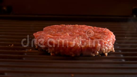 在热烤架上炸牛肉汉堡视频的预览图