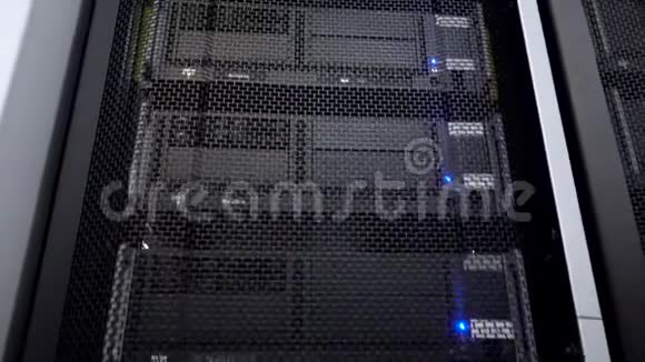 超级电脑相机在运动数据中心机架蓝光大数据和信息技术概念视频的预览图
