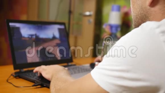 用电脑键盘和鼠标关闭人手镜头用笔记本电脑工作玩电脑游戏关门视频的预览图