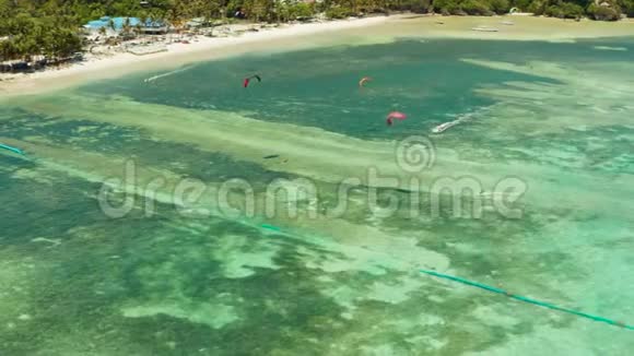 菲律宾Bulabog海滩的风筝冲浪者视频的预览图