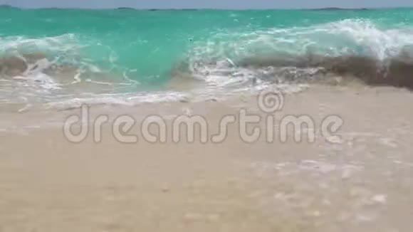 绿松石海浪溅在沙滩上的蓝色天际线景观海浪拍打着沙滩的地平线视频的预览图