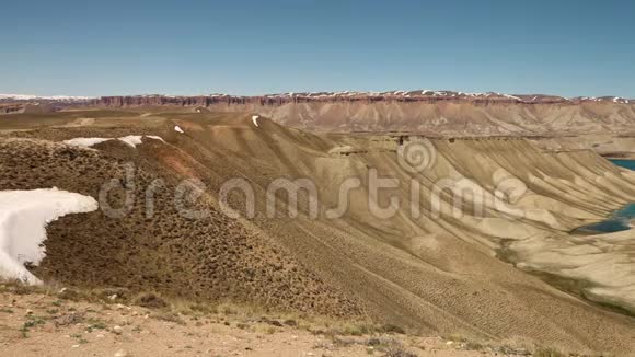 雪顶和沙丘的沙漠景观视频的预览图