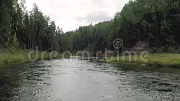 欧洲河岸拉托维亚国家公园4K无人机射击视频的预览图