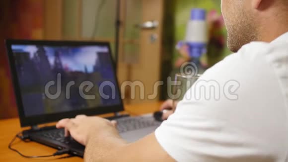 用电脑键盘和鼠标关闭人手镜头用笔记本电脑工作玩电脑游戏关门视频的预览图