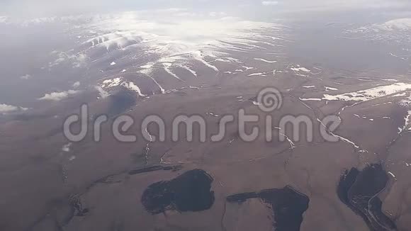 从飞机上看到高加索山脉和山谷视频的预览图