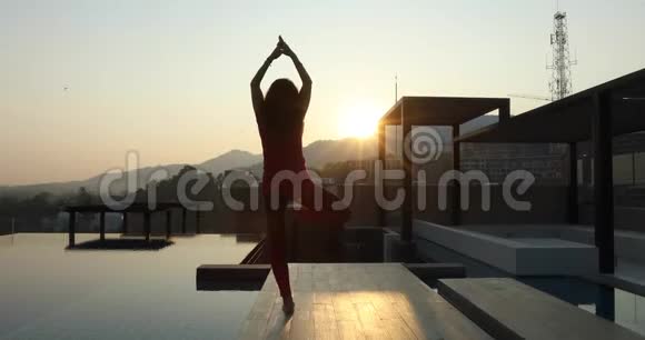 匿名女性在屋顶做瑜伽视频的预览图
