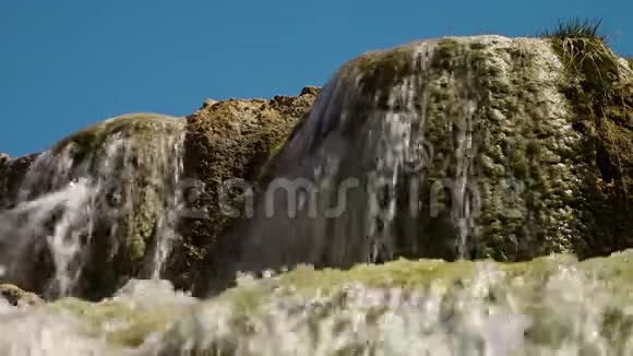 瀑布在多层岩石上级联视频的预览图
