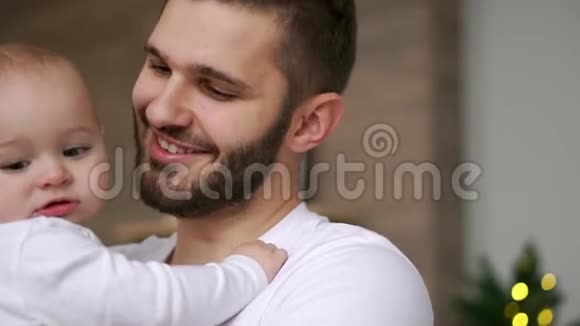 大胡子爸爸亲宝宝紧紧抱着幸福的父亲和孩子宝宝摸着爸爸手上的手表视频的预览图