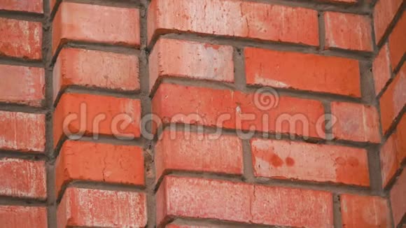 红褐色砌块砖墙布置精美的纹理背景视频的预览图