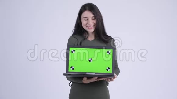快乐的年轻美女展示笔记本电脑竖起大拇指视频的预览图