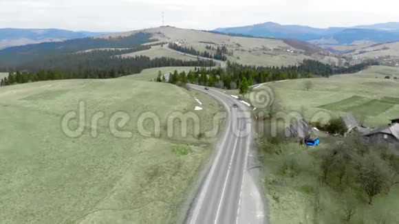 空中旋转拍摄到两辆汽车在山上一辆接一辆地行驶视频的预览图