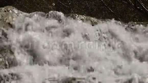 白水在石灰华岩石上撞击视频的预览图