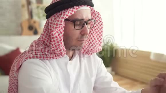 一位阿拉伯商人工作时的肖像视频的预览图