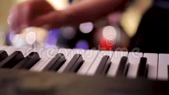音乐家在音乐会上演奏合成器女孩的手指按下合成器的键视频的预览图