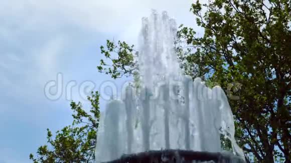 喷泉的跑道在缓慢的运动视频的预览图