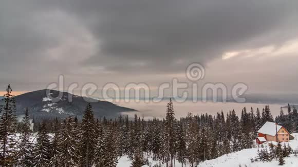 山峰伴雪风吹冬季景观寒冷的一天带着雪视频的预览图